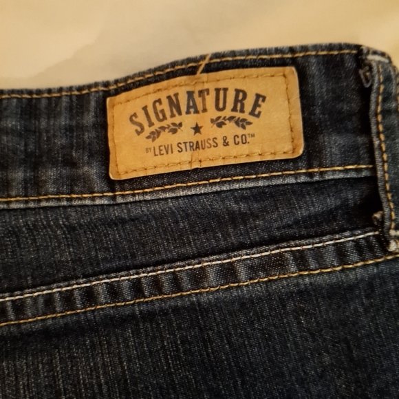 Levi's Women's Classic Dark Blue Distressed Jean Shorts - Picture 8 of 8